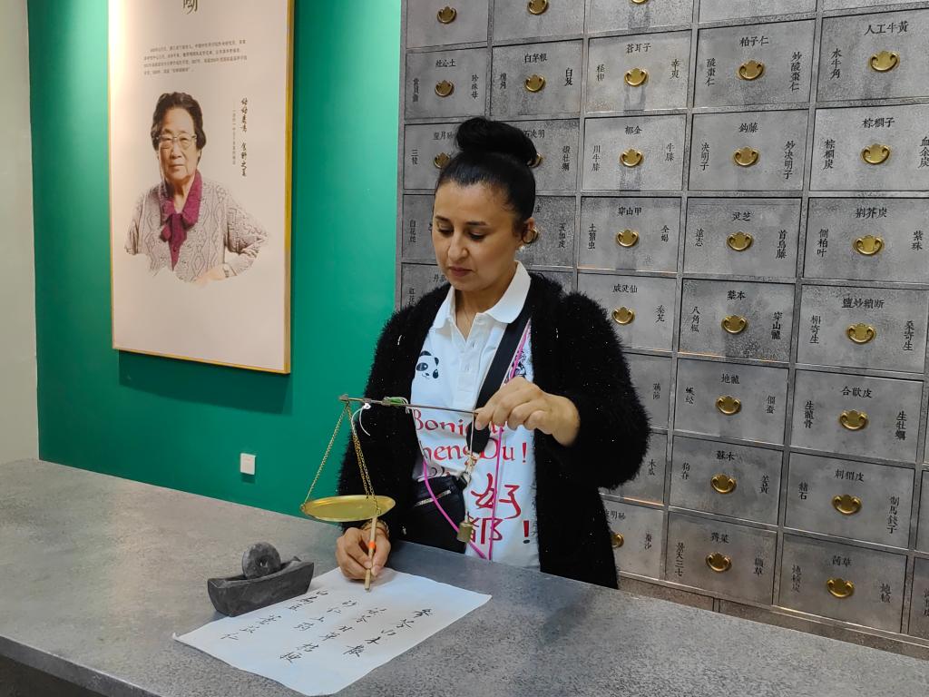 中果名访经朝装,时尚与文化的交融,中果名访经朝装,时尚与文化交融的时尚风采