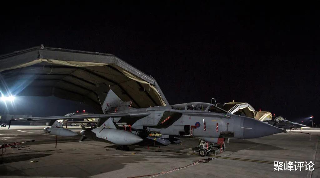 探索军事科技,舰载机攻击室中的士兵头盔与防护材料,军事科技揭秘,舰载机攻击室头盔与防护材料探索