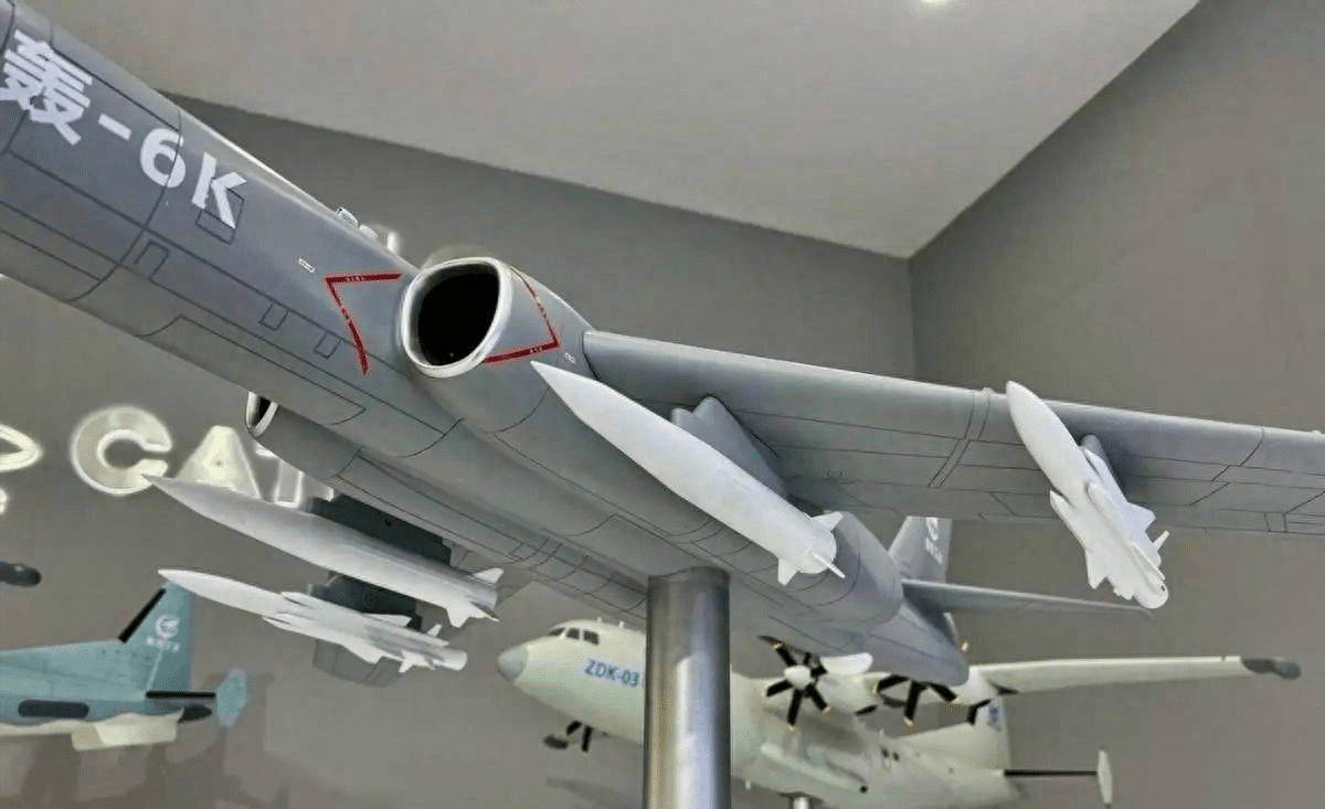 探索军事科技,舰载机攻击室中的士兵头盔与防护材料,军事科技揭秘,舰载机攻击室头盔与防护材料探索