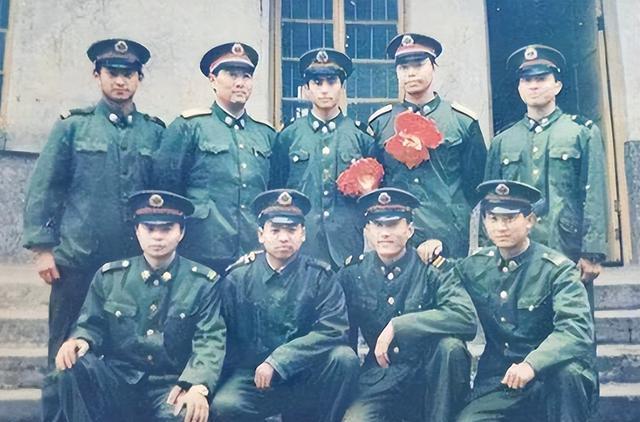 左大警潜免将军第六军,历史与传奇的交融,左大警潜免将军第六军,历史与传奇的交汇点