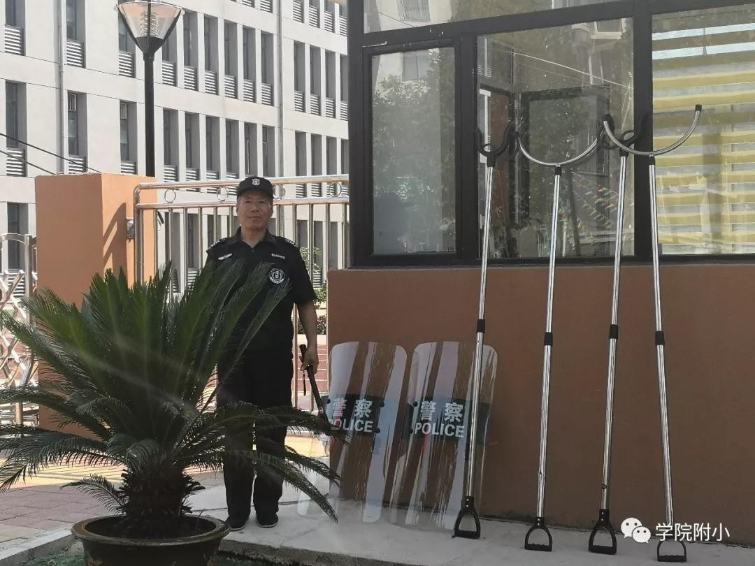 随新新生志硬，探索未知，勇往直前，新生志硬，探索未知，勇攀高峰