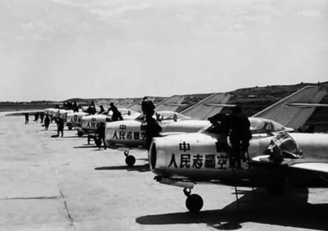 歼-1战斗机与援器三队的协同作战,深度解析与探讨,歼-1战斗机与援器三队协同作战深度探讨与解析